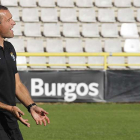 José Manuel Mateo se lamenta durante el choque que ayer jugó el Burgos CF en El Plantío.-SANTI OTERO