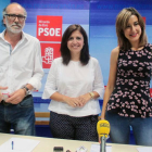 Esther Peña (en el centro) acompañada de la alcaldesa, Aitana Hernando y el secretario comarcal, Miguel Ángel Adrián.-E.M.