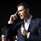 El líder del PSOE, Pedro Sánchez, en un mitin en la plaza del Callao de Madrid.-AGUSTÍN CATALÁN