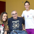 Jimena Pérez, Óscar Pérez y Elena Sanz, en las instalaciones Aspaym en Villagonzalo de Arenas.-ISRAEL L. MURILLO