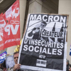 Un grupo de personas protesta contra la reforma laboral durante la visita que ha hecho a Toulouse el presidente Emmanuele Macron-AFP / ERIC CABANIS