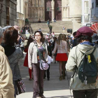 Un grupo de turistas asiáticos se fotografía en el Espolón con la puerta del Sarmental de fondo.-R. OCHOA
