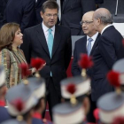 Cristóbal Montoro conversa con la vicepresidenta, Soraya Sáenz de Santamaría, y los ministros Rafael Catalá y Jorge Fernandez Diaz, durante el desfile del Día de la Hispanidad.-JOSÉ LUIS ROCA