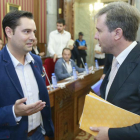 Daniel de la Rosa conversa con el alcalde, Javier Lacalle, antes del comienzo de un Pleno.-ISRAEL L. MURILLO
