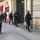 Agentes de los Mossos en Viladomat 40 de Barcelona, donde se ha practicado un registro.-GUILEM SÁNCHEZ