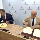 Manuel Pérez Mateos y Jesús Julio Carnero firman el convenio para formar a secretarios e interventores. ICAL