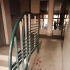 Portal de la calle Taboada García en el barrio de Chamberi de la capital charra, donde esta madrugada un joven degolló a su padre.-ICAL