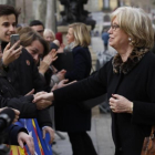 Irene Rigau y Joana Ortega saludan a la salida del TSJC.-ALBERT BERTRAN