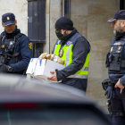 La Policía Nacional registra la casa un jubilado de 74 años en Miranda de Ebro por el envío de cartas con material pirotécnico al presidente del Gobierno. ICAL