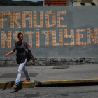 Una pintada denuncia la votación a la Asamblea Constituyente en un muro de Caracas-MIGUEL GUTIERREZ / EFE