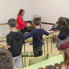 Un grupo de alumnos de la escuela toca el xilófono.-ISRAEL L. MURILLO