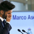 Marco Asensio se emociona durante su presentación como nuevo jugador del Madrid.-CHEMA MOYA / EFE