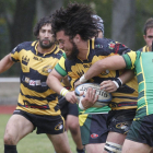 Dylan Rowe carga contra la línea defensiva del Uribealdea.-SANTI OTERO