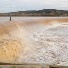 Vadocondes era una de las localidades en alerta por la CHD, donde el caudal del río sigue hoy muy fuerte.-ECB