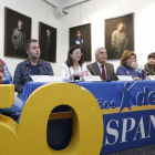 Artistas, miembros de Aspanias y de Fundación Caja de Burgos estuvieron presentes en la inauguración.-RAUL G. OCHOA