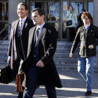 El 'pequeño Nicolás', detrás de sus ya exabogados, el pasado 9 de enero a la salida de los juzgados de plaza Castilla.-Foto: JUAN MANUEL PRATS