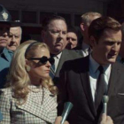 Escena del filme en la que el senador Kennedy sale del juzgado con su esposa.-EL PERIÓDICO