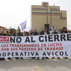 Los trabajadores del matadero y de la sala de despiece iniciaron ayer la huelga con el apoyo de sus compañeros.-RAÚL G. OCHOA