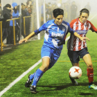 Güemes forcejea con una defensora del Atlético de Madrid B en el choque de ayer en el Sedano-Israel L. Murillo