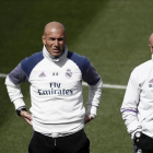 Zinedine Zidane, junto a su ayudante David Bettoni, en el entrenamiento de este sábado en Valdebebas.-EFE / MARISCAL