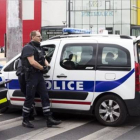 Agentes de policía participando en un dispositivo de rescate, el pasado 13 de julio en Francia.-Foto: EFE / ETIENNE LAURENT