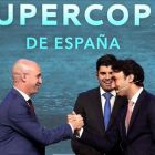 Rubiales y el príncipe Abdulaziz Bin Turki Alfaisal, presidente de la autoridad general del deporte de Arabia Saudi, ayer en Madrid.-EFE / KIKO HUESCA