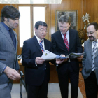 Rico y Lacalle (centro), junto al concejal de Turismo, Fernando Gómez (izq) y del presidente de Sodebur, Ángel Guerra-R. O.