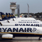 Aviones de Ryanair alineados en un aeropuerto.-Foto: DAVID APARICIO / CLICK ART FOTO