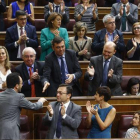 Pedro Sánchez no aplaude las intervenciones de Antonio Hernando en el debate de investidura de Mariano Rajoy.-AGUSTÍN CATALÁN
