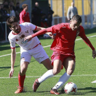 El jugador del Real Burgos Taborda protege el balón ante la presión del delantero del Atrio, Guti, ayer.-RAÚL OCHOA