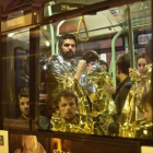 Evacuación 8 Varias personas abandonan la zona de El Bataclan en autobús y cubiertos con mantas de aluminio.-EFE
