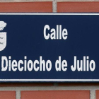 Placa de la calle del 18 de julio en el pueblo de Fuensalida (Toledo), en una imagen tomada la semana pasada.-DAVID CASTRO
