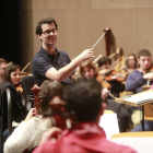 Fernando Velázquez, Goya a Mejor Música Original por ‘Un monstruo viene a verme’, dirigió uno de los cinco conciertos de la OSBu el curso pasado.-Raúl Ochoa