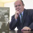 Manuel Cámara Moral posa junto al, de momento, último tomo de una serie que comenzó a publicarse hace quince años.-Israel L. Murillo