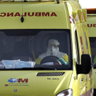 Las ambulancias que trasladan a la cooperante navarra, a su llegada al Hospital Carlos III de Madrid, este viernes.-JOSÉ LUIS ROCA
