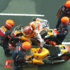 El equipo de Marc Márquez ha estrenado hoy sus nuevos cascos para la maniobra de cambio de moto.-EMILIO PÉREZ DE ROZAS / Enviado especial