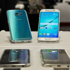 Los dos nuevos teléfonos Samsung Galaxy S6 y Galaxy S6 Edge.-Foto:   Bebeto Matthews / AP
