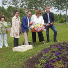 Andrés Perelló (centro) rindió ayer homenaje a las víctimas del franquismo en Miranda de Ebro.-ECB