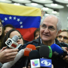 El alcalde de Caracas, Antonio Ledezma, a su llegada al aeropuerto de Barajas, este sábado.-FERNANDO VILAR (EFE)
