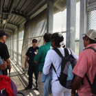 Inmigrantes centroamericanos acompañados por las autoridades de EEUU.-EFE
