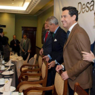 El presidente del PP, Pablo Casado, y el candidato conservador a la Junta de Andalucía, Juanma Moreno, el viernes, en un acto en Jaén.-EFE / JOSÉ MANUEL PEDROSA