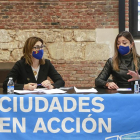 La alcaldesa de Aranda, Raquel González, y la portavoz del PP en Burgos, Carolina Blasco, durante el encuentro celebrado en la Estación. RAÚL OCHOA