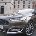 La estética señorial de este Mondeo Vignale llama la atención y resaltan especialmente los cromados en el frontar y los laterales, donde son muy llamativas las llantas exclusivas y el logotipo de Vignale.-