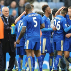 Los futbolistas del Leicester celebran su victoria ante el Swansea.-AP / RUI VIEIRA