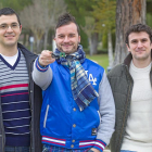 Cristian Rodríguez, Guido García y Juan Antonio Hernando muestran las gafas especiales que han diseñado para personas con discapacidad visual.-PHOTOGENIC
