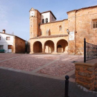 Imagen de la plaza con la iglesia de Santa Eugenia. ECB
