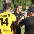 Mateo da instrucciones a sus jugadores durante un amistoso.-SANTI OTERO