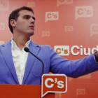 El líder de Ciudadanos, Albert Rivera, ayer, en rueda de prensa, tras la reunión de su ejecutiva nacional.-AGUSTÍN CATALÁN