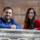 Pablo Moreno, director de la película, y María Espacia, montadora, a los pies de la Catedral de Burgos. SANTI OTERO