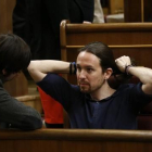 Pablo Iglesias conversa con el diputado de Podemos Edu Maura en el hemiciclo del Congreso.-REUTERS